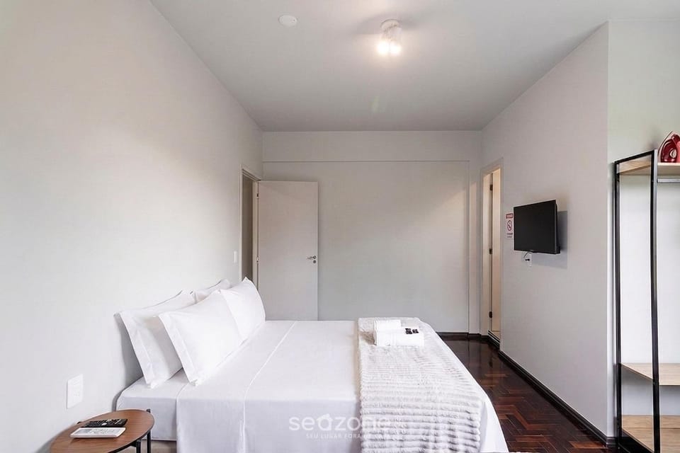 Bed, TV and multimedia, Bedroom