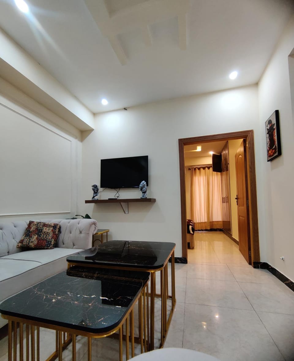 Communal lounge/ TV room, TV and multimedia, Living room, Seating area, Dining area, Evening entertainment