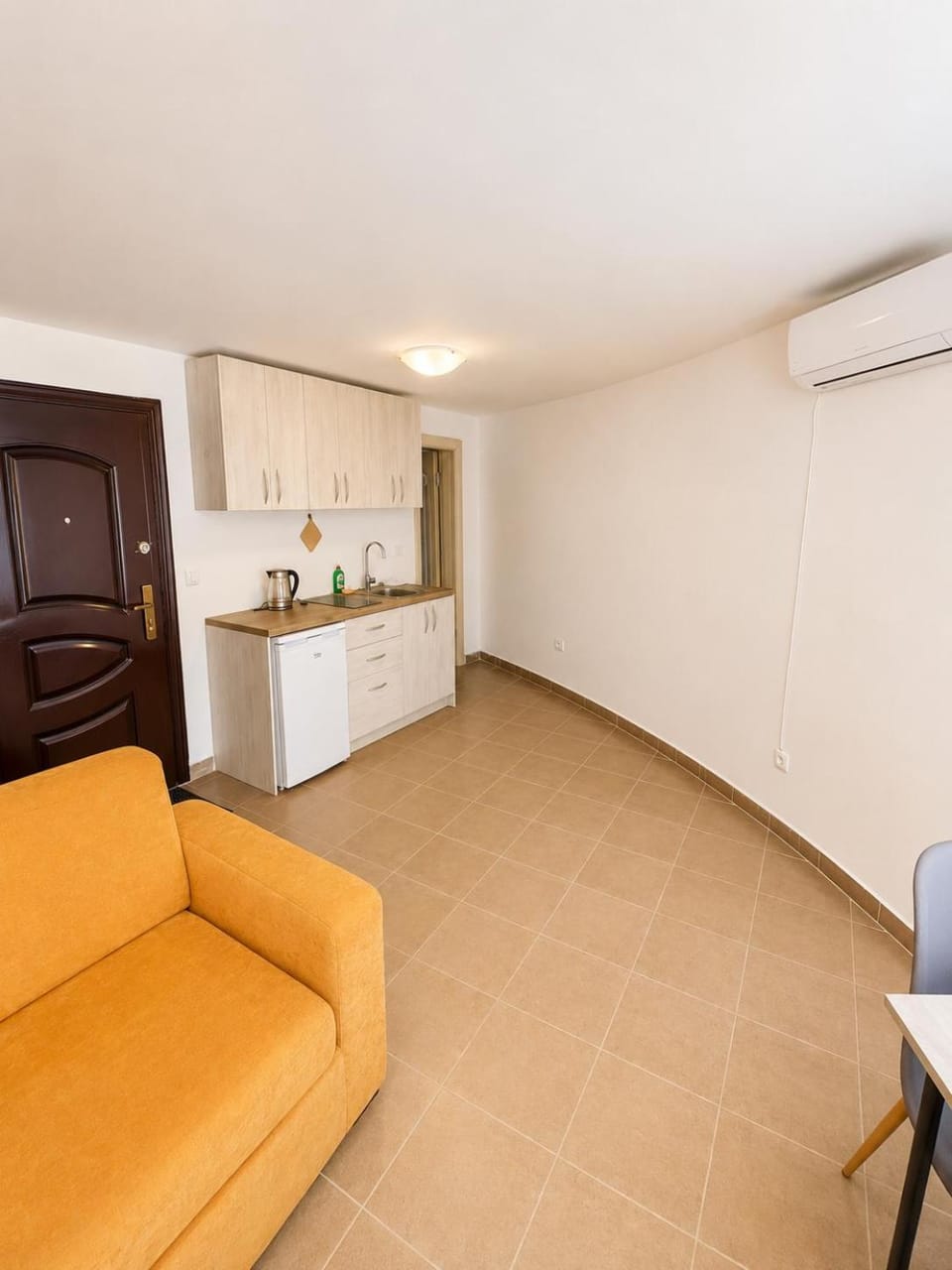 Kitchen or kitchenette, Living room, Seating area, Dining area, stove
