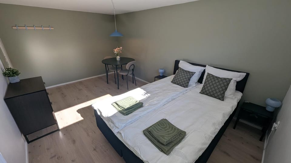 Bed, Living room, Dining area, Bedroom, towels