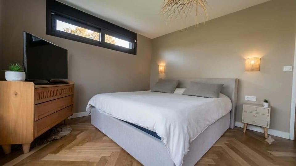 Bed, TV and multimedia, Photo of the whole room, Bedroom