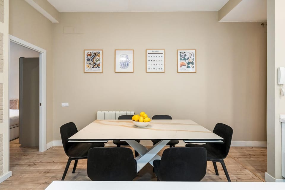 Central 6BR4BA Modern AC Fiber WiFi Apartment in Barcelona