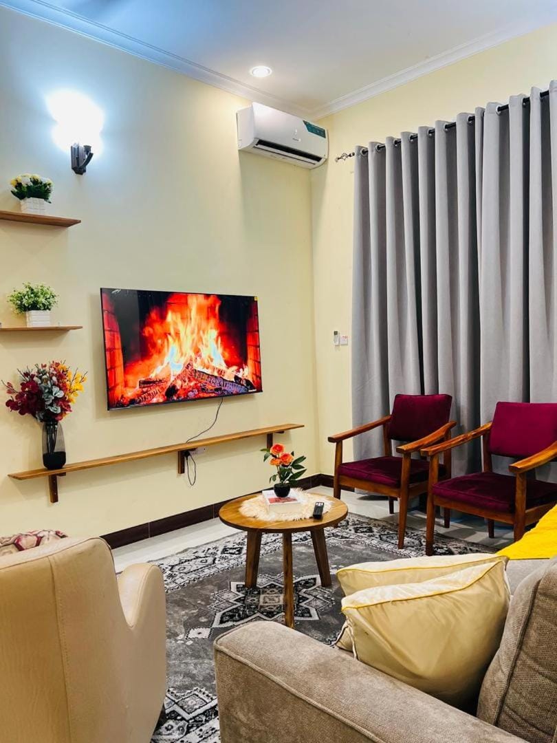 Communal lounge/ TV room, Living room, Seating area, air conditioner