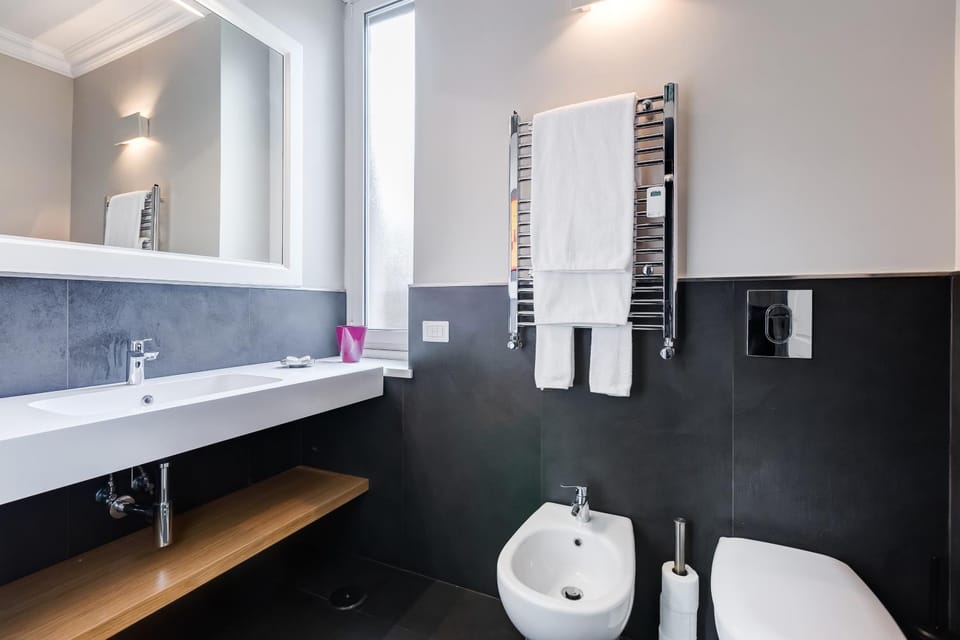 Shower, Toilet, Bathroom, towels