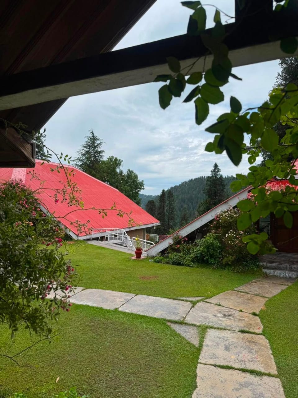 3 BR Whispering Pine Cottage in Nathiagali House in Pakistan