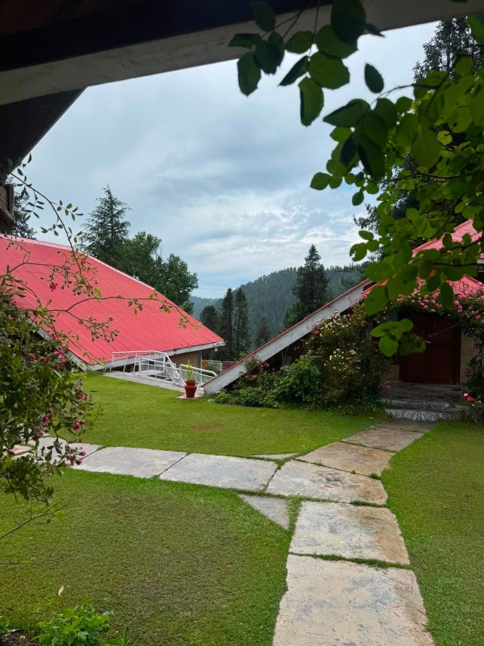 3 BR Whispering Pine Cottage in Nathiagali House in Pakistan