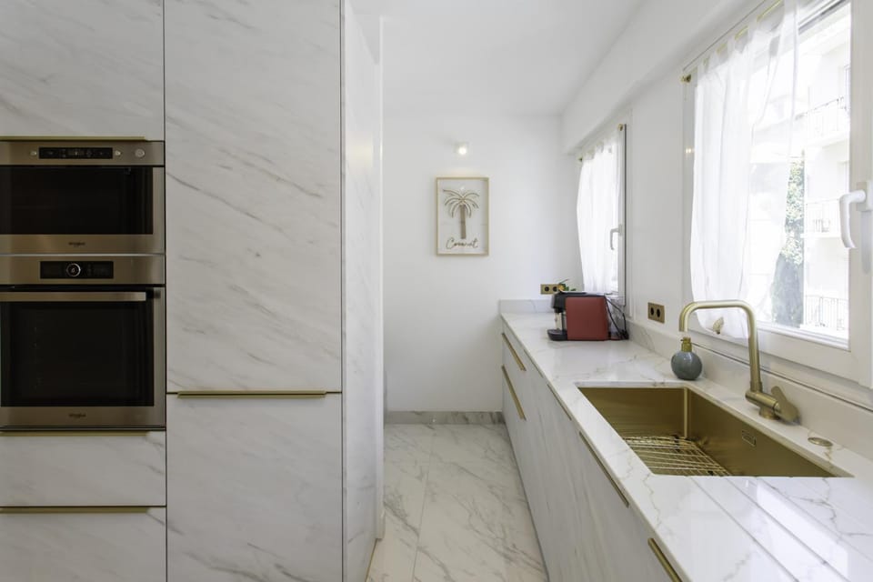 C13 staywizus-2BDR 15 min Palais Festivals-AC-Parking-Balcony Apartment in Cannes