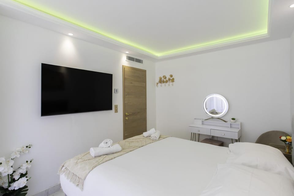 C13 staywizus-2BDR 15 min Palais Festivals-AC-Parking-Balcony Apartment in Cannes