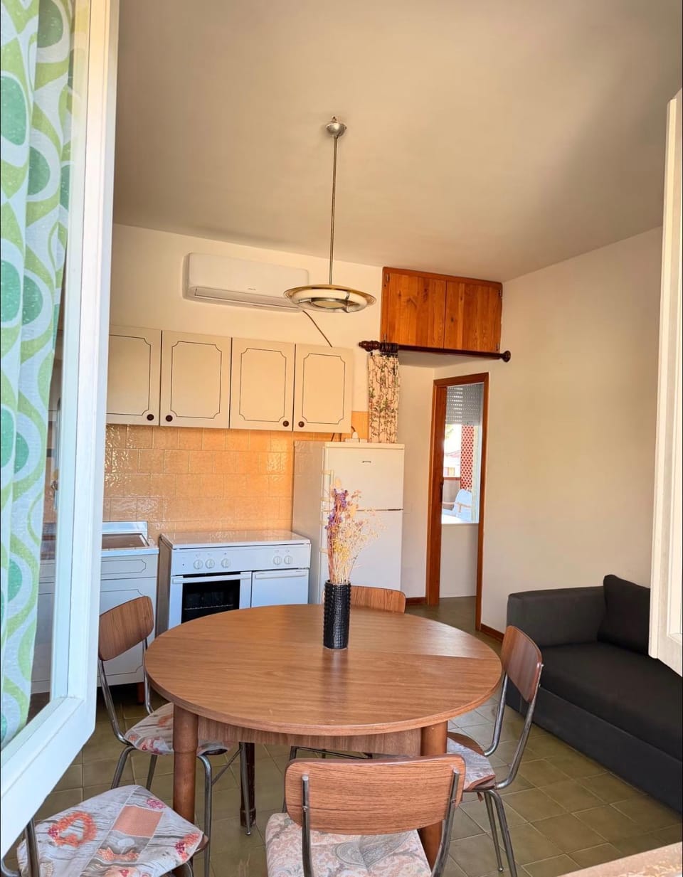Kitchen or kitchenette, Living room