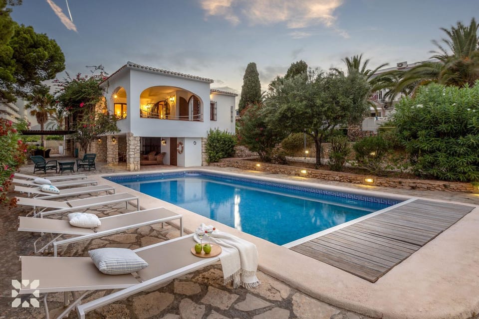 Property building, Patio, Day, Natural landscape, Pool view, Swimming pool, sunbed