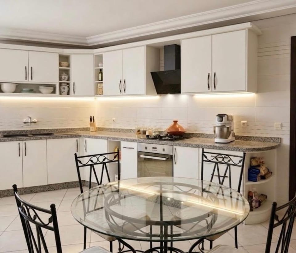 Kitchen or kitchenette, Dining area, dishwasher, stove