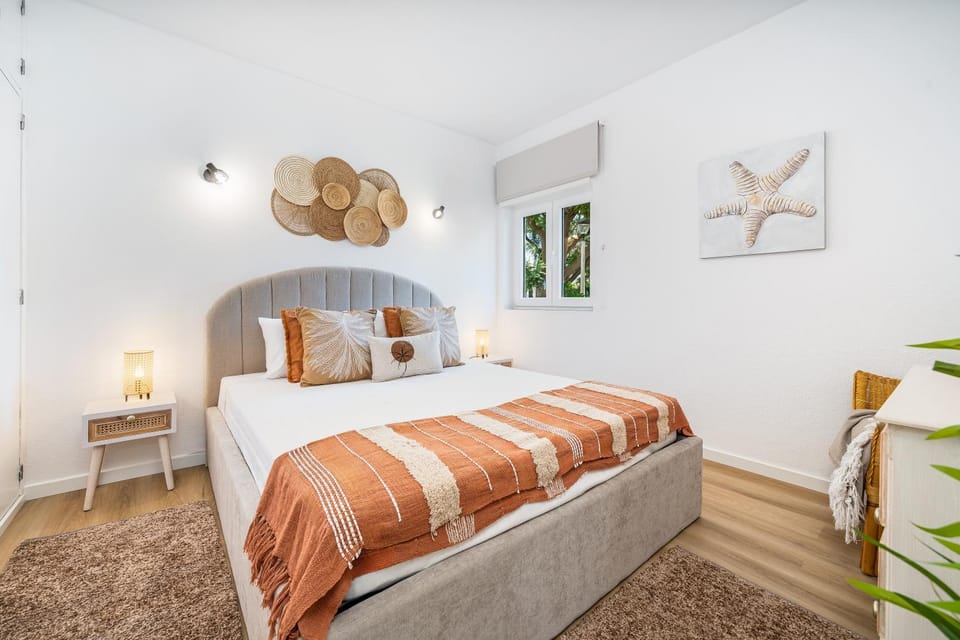 Bed, Bedroom, wardrobe, air conditioner
