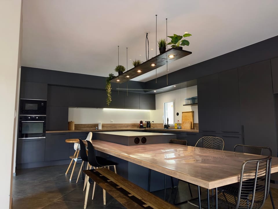 Kitchen or kitchenette, Dining area, stove