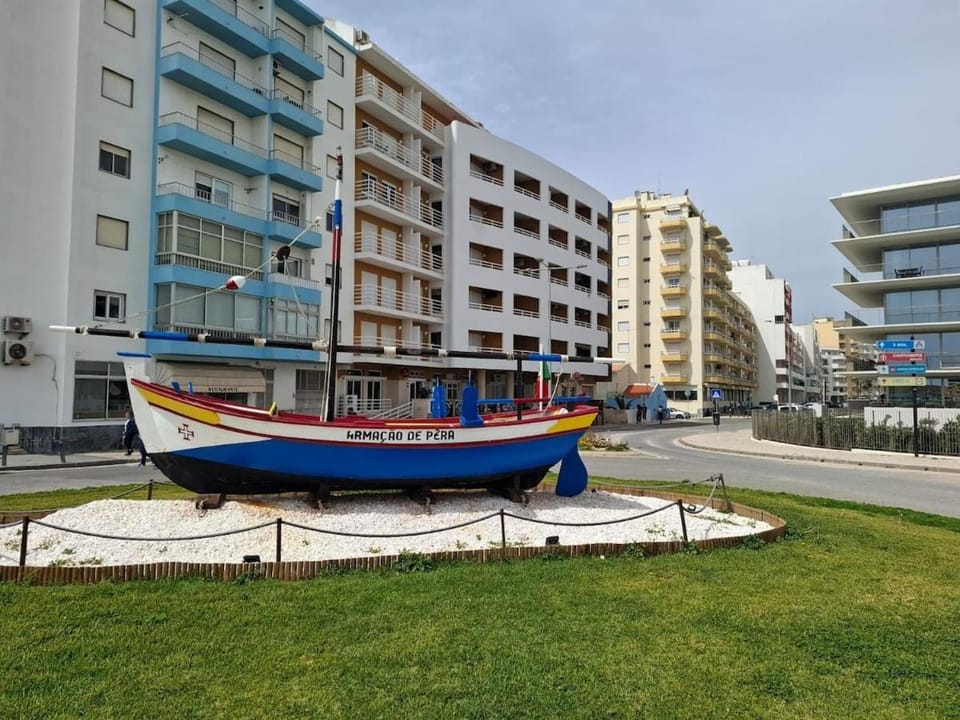 Bright Apartment Near the Beach at Armação de Pêra, Algarve Apartment in Praia de Armação de Pêra