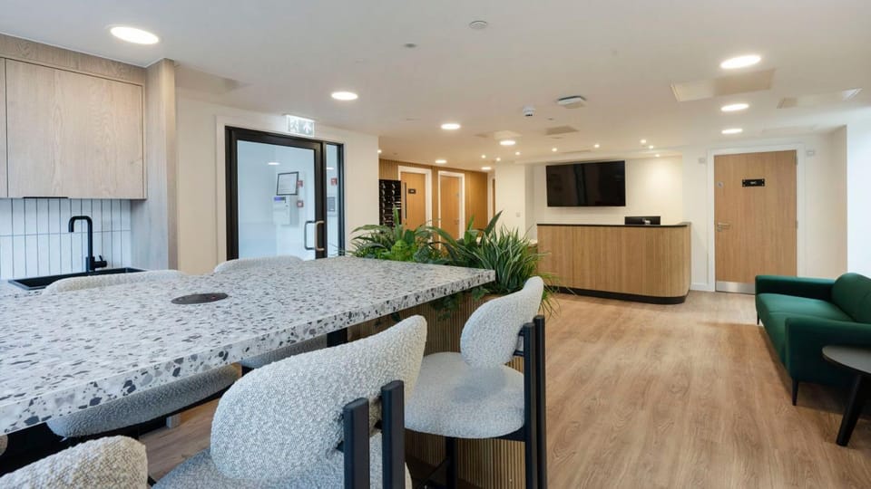 Kitchen or kitchenette, Seating area