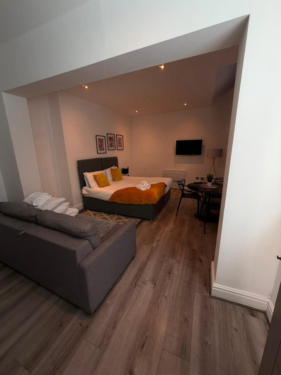 Bed, TV and multimedia, Living room, Photo of the whole room, Bedroom