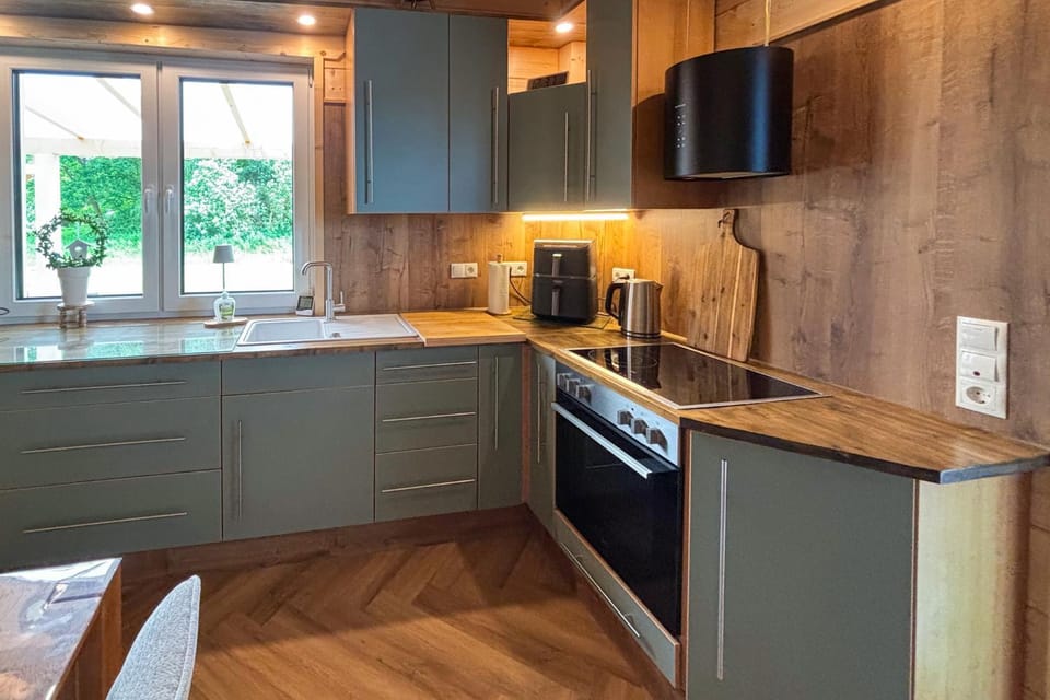 Coffee/tea facilities, Kitchen or kitchenette, dishwasher, oven, stove, toaster