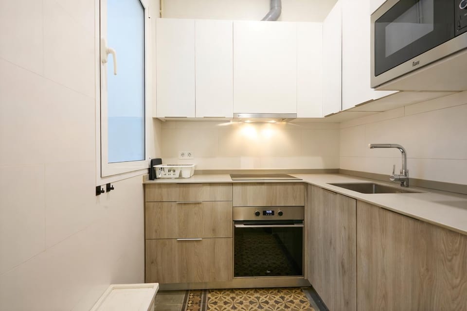 Sant Antoni 2BR Balcony AC & Workspace Apartment in Barcelona