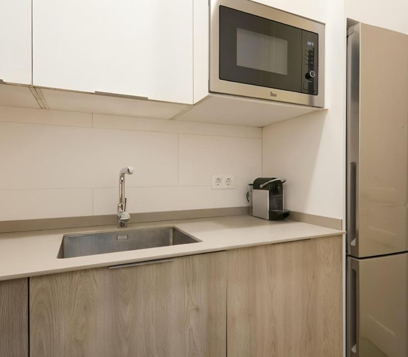 Sant Antoni 2BR Balcony AC & Workspace Apartment in Barcelona
