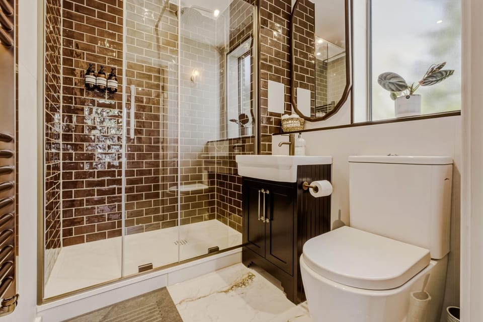 Designer Flat, Vinyl Lounge, Near Queen Mary Uni Apartment in London Borough of Hackney