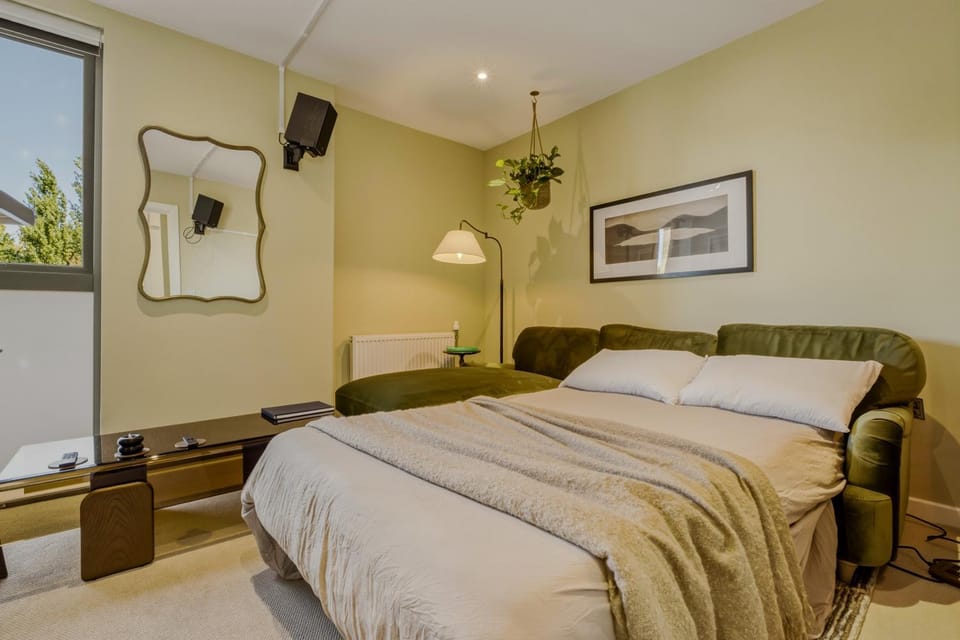 Designer Flat, Vinyl Lounge, Near Queen Mary Uni Apartment in London Borough of Hackney