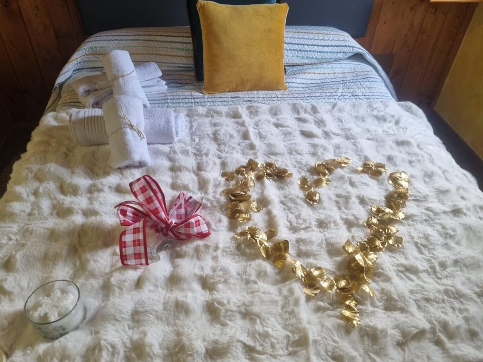 Bed, Bedroom, towels