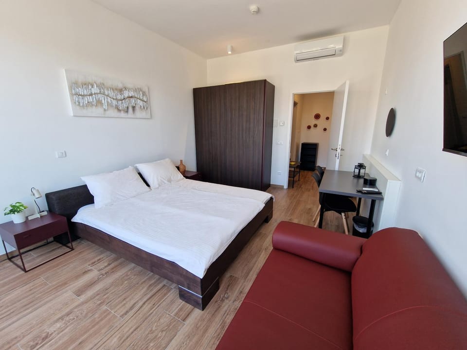 Bed, TV and multimedia, Bedroom, wardrobe, air conditioner