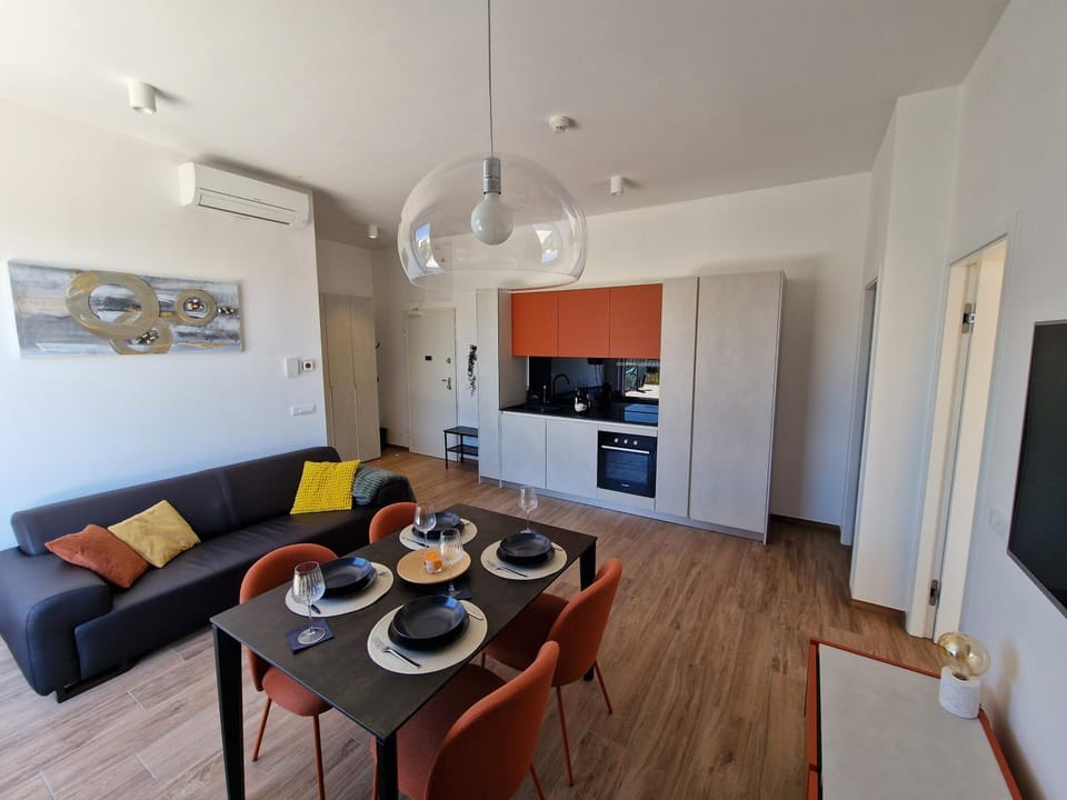 TV and multimedia, Coffee/tea facilities, Kitchen or kitchenette, Living room, Dining area, oven, toaster