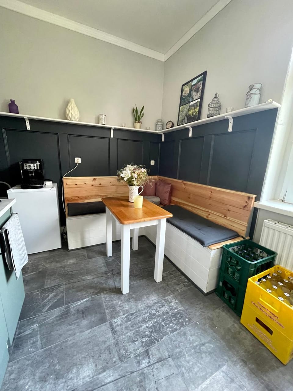 Kitchen or kitchenette, Dining area