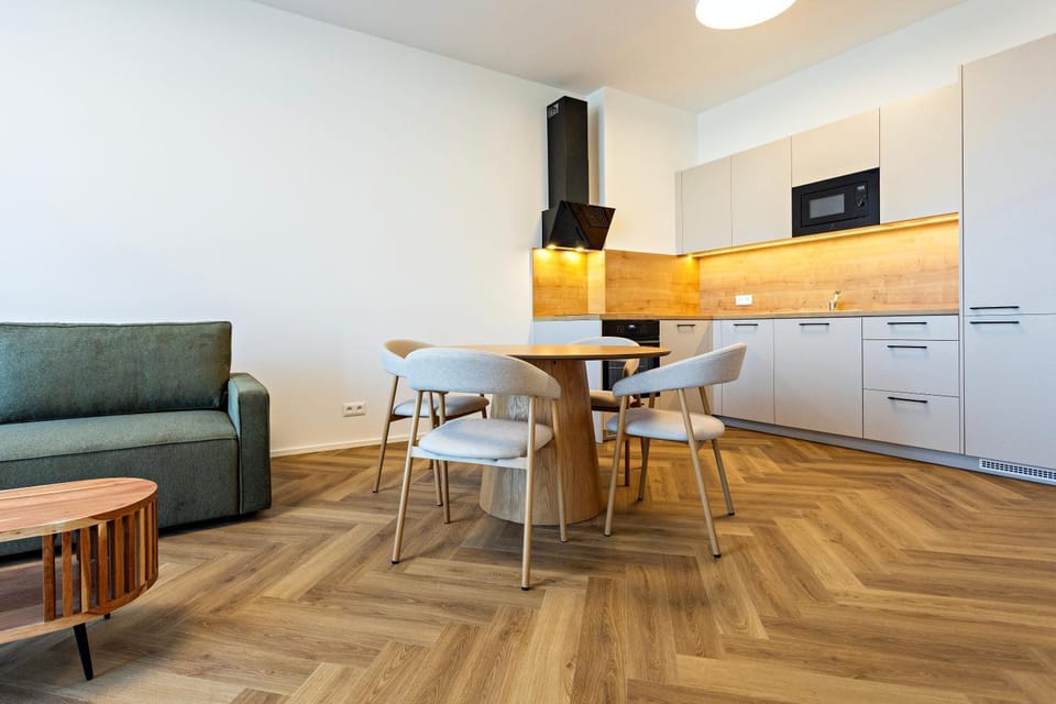 TV and multimedia, Kitchen or kitchenette, Living room, Seating area, Dining area, oven, stove