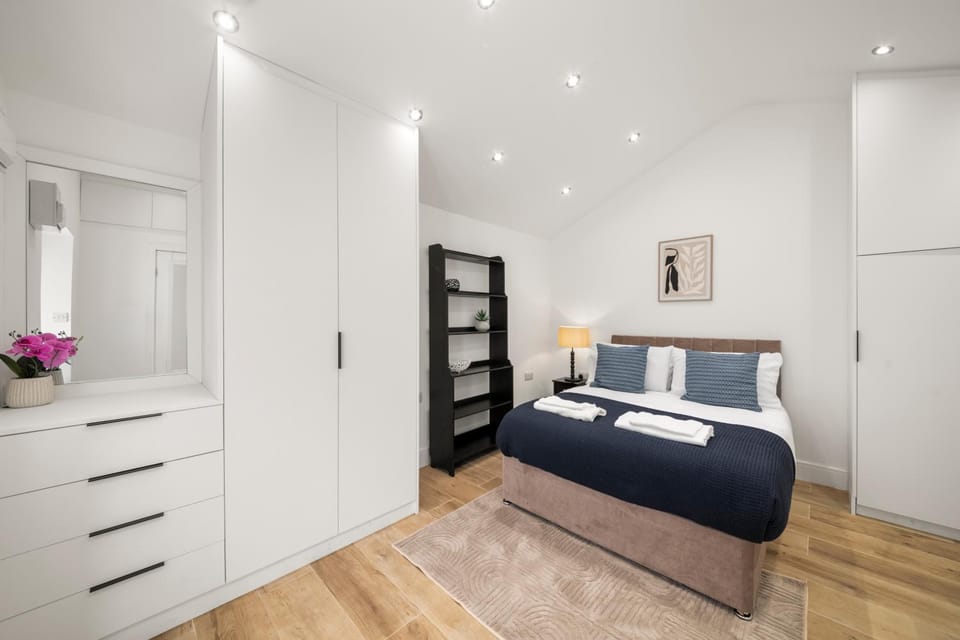 Bed, Bedroom, towels, wardrobe