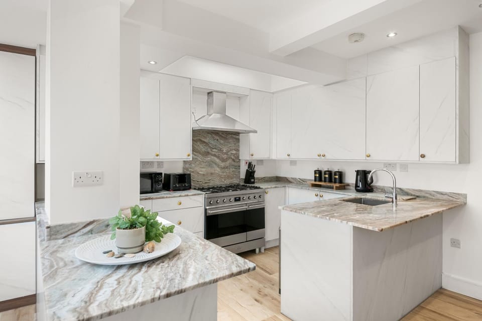 Kitchen or kitchenette, dishwasher, stove
