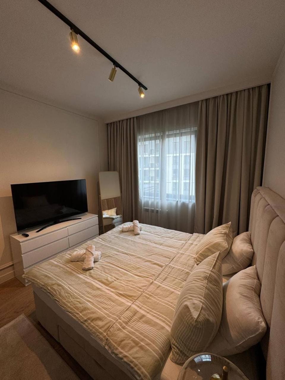 BW Scala Walk to Galerija with Private Parking Apartment in Belgrade