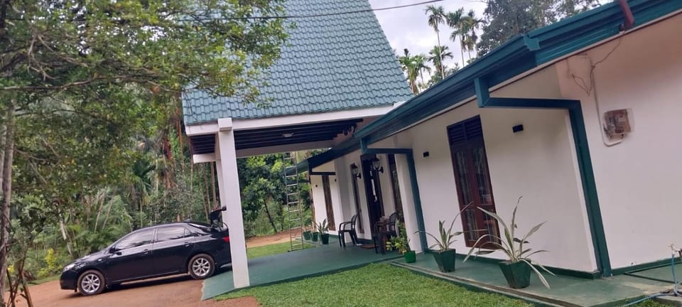 Mist Mountain Hiking Base Nature lodge in Sri Lanka