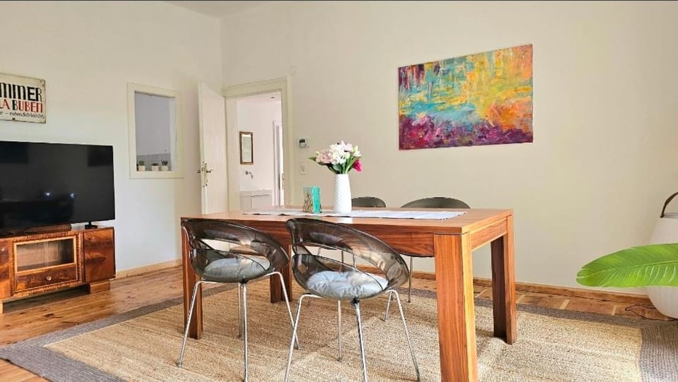 Communal lounge/ TV room, TV and multimedia, Living room, Seating area, Dining area