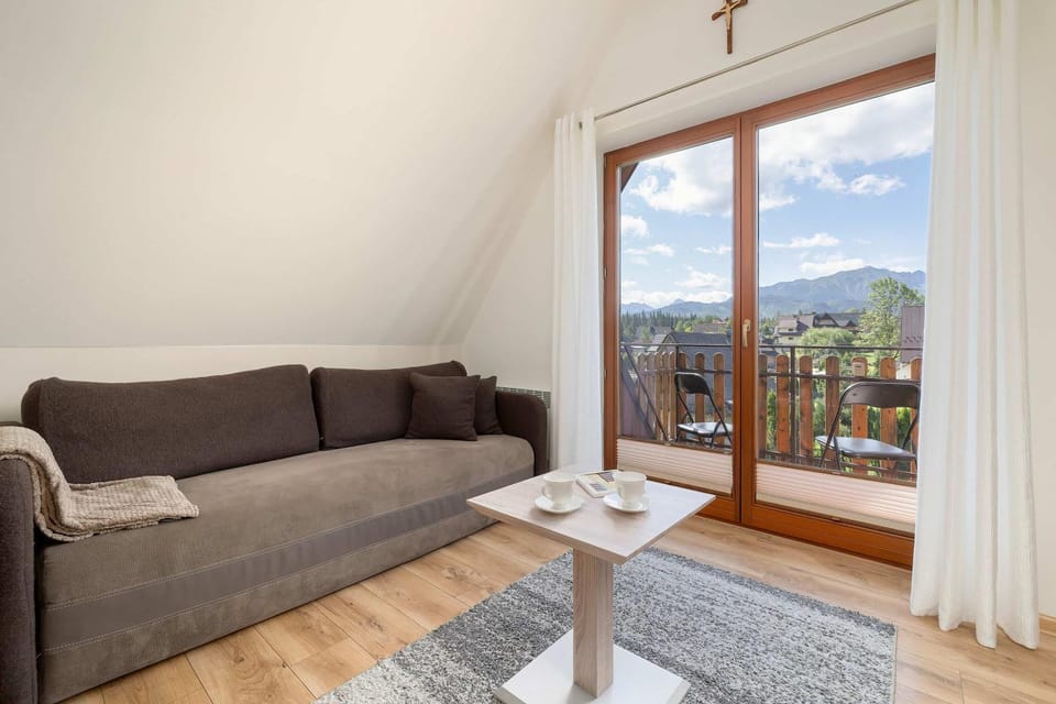 Balcony/Terrace, Living room, Seating area, Mountain view