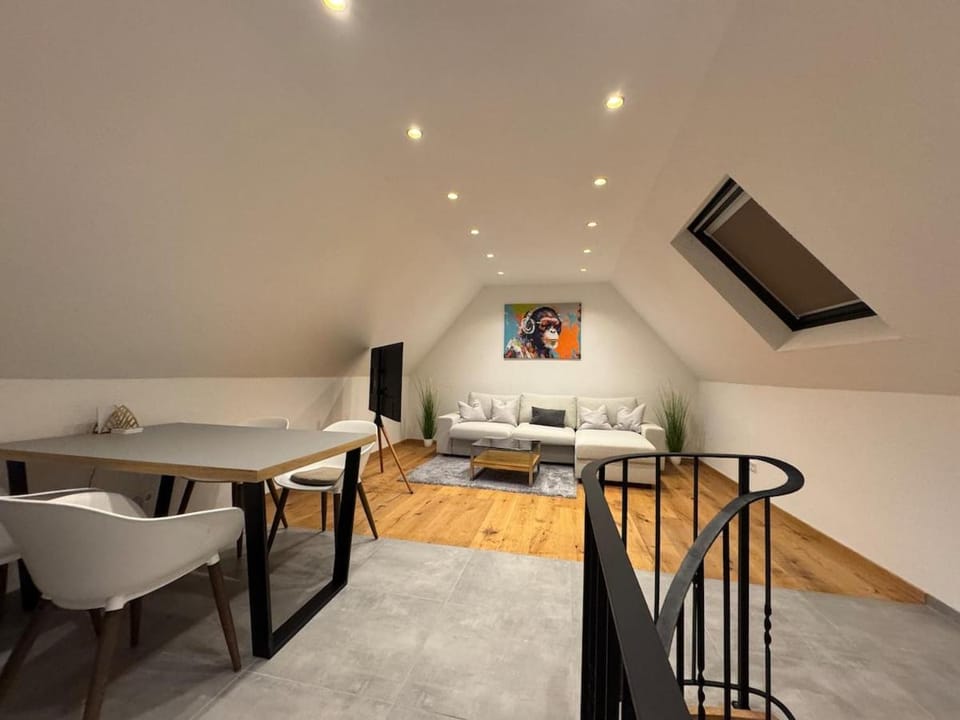 TV and multimedia, Living room, Seating area, Dining area