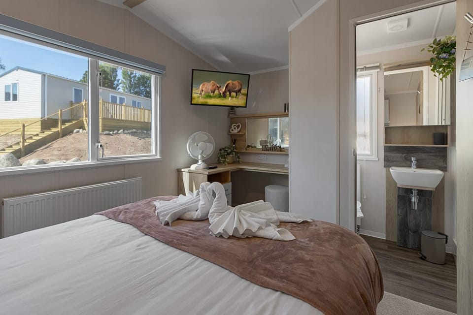 Shower, Bed, Fishing, Bathroom, TV and multimedia, Bedroom, Swimming pool, internet, pet friendly, towels