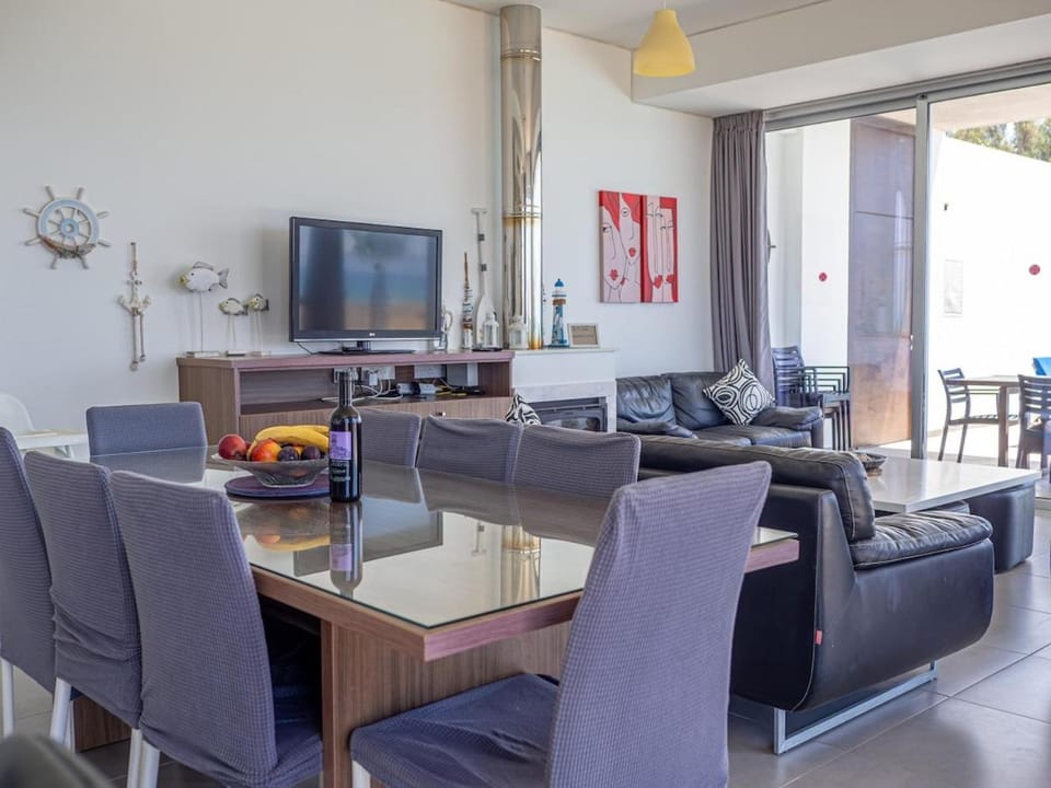 Ocean Breeze Club-Villa Mare Villa in Paphos District