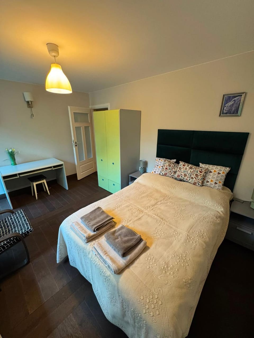 Photo of the whole room, Bedroom