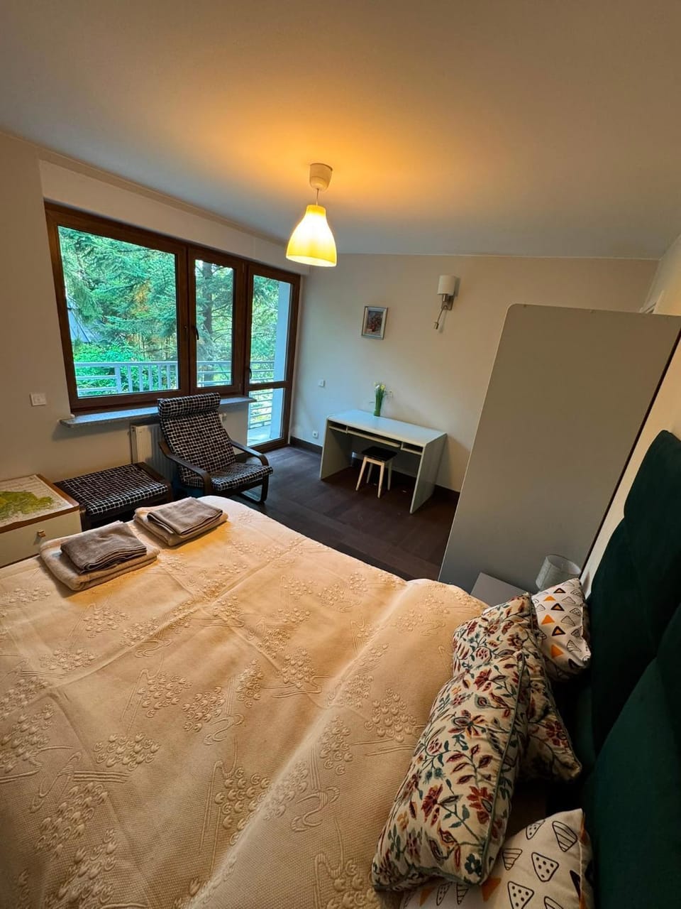 Photo of the whole room, Bedroom, towels