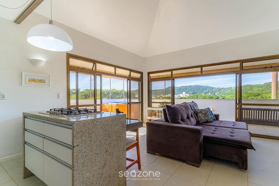 Hot Tub, Balcony/Terrace, Kitchen or kitchenette, Living room, City view, Mountain view