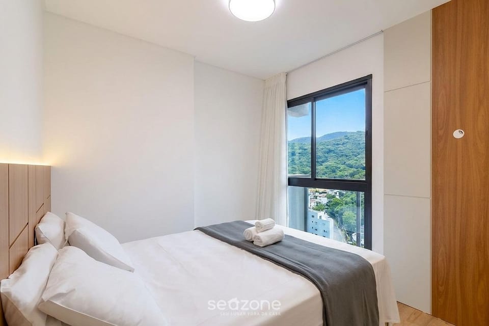 Bed, Bedroom, City view, Mountain view