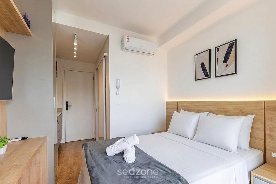 Bed, TV and multimedia, Seating area, Bedroom