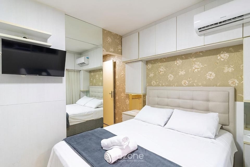 Bed, TV and multimedia, Bedroom