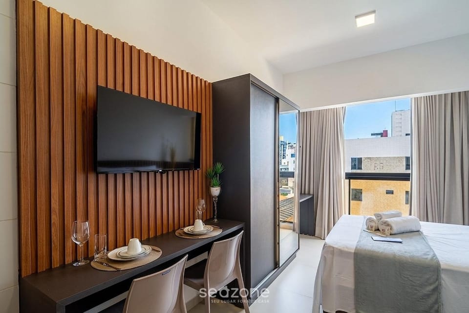 Bed, TV and multimedia, Seating area, Bedroom, City view