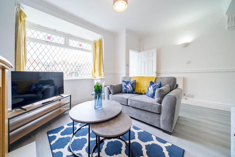 Sleeps 5, Free Parking, Stylish Spacious Home Apartment in Hull