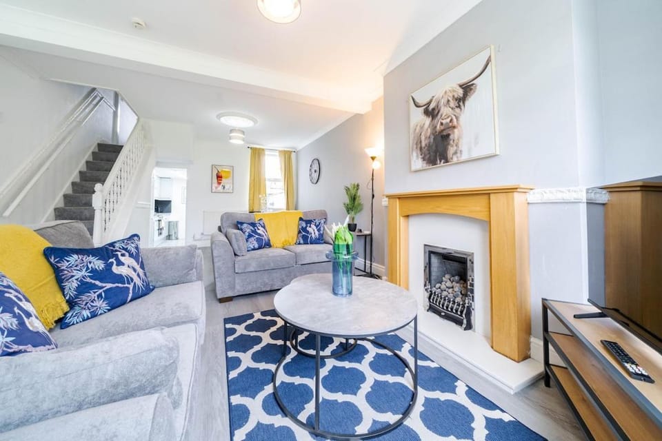 Sleeps 5, Free Parking, Stylish Spacious Home Apartment in Hull