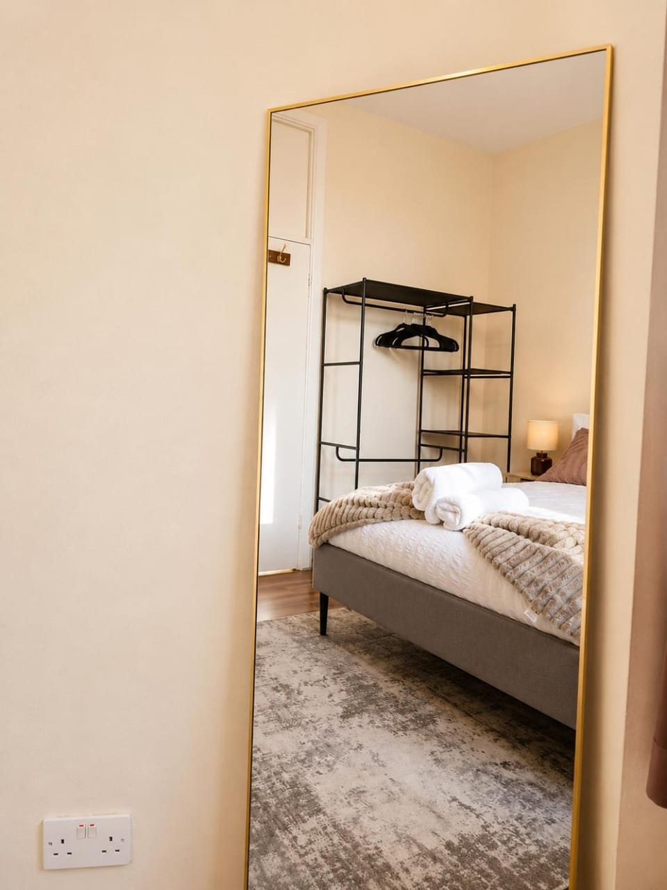 Spacious 2BR Tooley Street Flat Tower Bridge Apartment in London Borough of Southwark