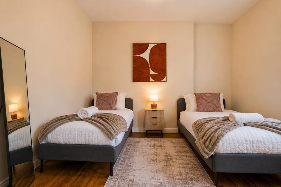 Spacious 2BR Tooley Street Flat Tower Bridge Apartment in London Borough of Southwark